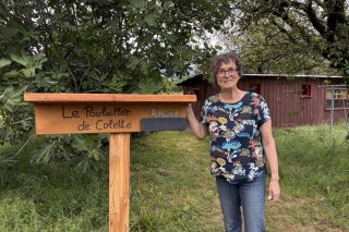 Sylviane Coquoz, présidente de Massongex, pose devant le Poulailler à Colette, sa permanence d'été.